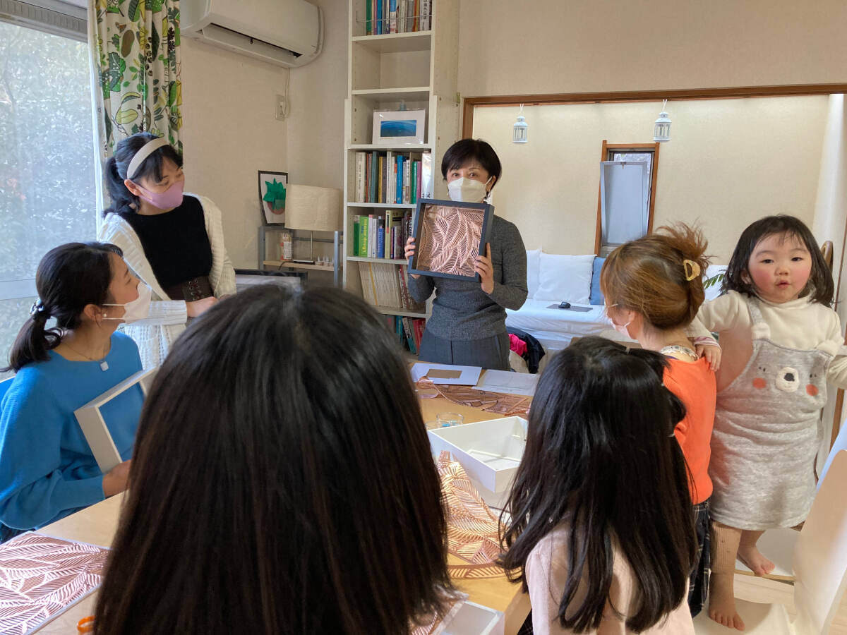 Alumna Vivian Ota shares an IKEA hack with XLingual students in Nagakute